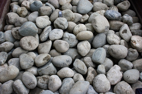 Kamenclub.ru: Темно-серый валунчик фр.100-300 мм.  купить в Пензе крупный природный камень серый, темно-серый, светло-серый речная галька большого размера окатанная 4500 руб/т   фото КАМЕНЬ КЛУБ