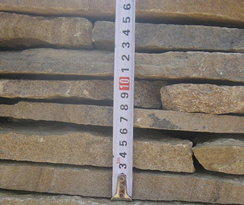 Kamenclub.ru: Песчаник пластушка желтый с разводом под дерево (2 см)  купить в Пензе плитняк желтый с разводами, желтый, рыжий, серый песчаник пластушка рваная ландшафтная 11 000 руб/м3   фото КАМЕНЬ КЛУБ