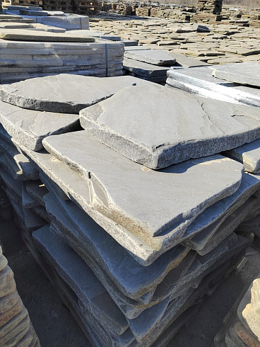 Kamenclub.ru: Песчаник пластушка галтованная светло-серая (3,0 см)  купить в Пензе песчаник светло-серый, серый ландшафтный камень рваный колотый 21000 руб/м3   фото КАМЕНЬ КЛУБ