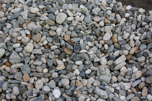 Kamenclub.ru: Галька речная окат (серая) фр.40-60 мм купить  в Пензе галька речная серый бежевый рыжий коричневый округлый речной камень 5000 руб/т   фото КАМЕНЬ КЛУБ