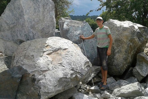 Kamenclub.ru: Змеевик скальник фр. 500-1500 мм.  купить в Пензе змеевик зеленый серый черный глыба скальная колотая 7500 руб/т   фото КАМЕНЬ КЛУБ