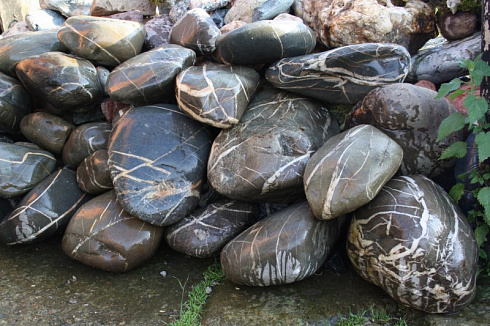 Kamenclub.ru: Валунчик Паутинник фр.100-300 мм  купить в Пензе крупный природный камень галечник темно-серый с прожилками белый черный речной валунчик 5000 руб/т   фото КАМЕНЬ КЛУБ