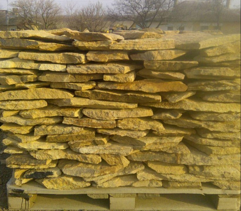 Kamenclub.ru: Песчаник пластушка "фонтанка" желтая (3,0 - 5,0 см)  купить в Пензе песчаник желтая, рыжий, желтый песчаник колотый рваный со сколом облицовочный 16200 руб/м3   фото КАМЕНЬ КЛУБ