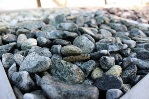 Kamenclub.ru: Щебень галтованный зеленый (змеевик) фр. 20-40 мм.  купить в Пензе мрамор зеленый, салатовый оголтованный щебень мраморный 12500 руб/т   фото КАМЕНЬ КЛУБ