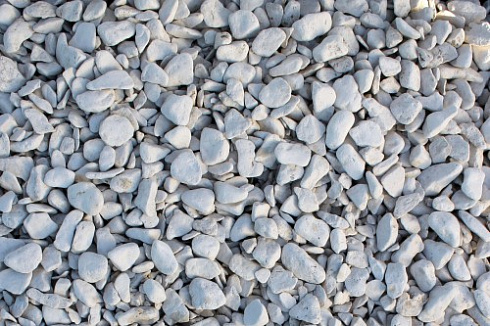 Kamenclub.ru: Мраморная крошка (щебень галтованный белый) фр.40-70 мм.  купить в Пензе мрамор белый молочный айвори окатанный округлый природный камень 17000 руб/т   фото КАМЕНЬ КЛУБ