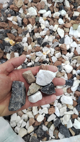 Kamenclub.ru: Мраморная крошка (щебень крошка микс : белый-черный-розовый) фр. 20-40 мм.  купить в Пензе мрамор белый, черный, розовый декоративная ландшафтная крошка 12000 руб/т   фото КАМЕНЬ КЛУБ