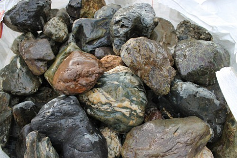 Kamenclub.ru: Ландшафтные валунчики фр.100-500 мм.  купить в Пензе крупный природный камень серый, темно-серый, светло-серый речной валун крупный 4800 руб/т   фото КАМЕНЬ КЛУБ