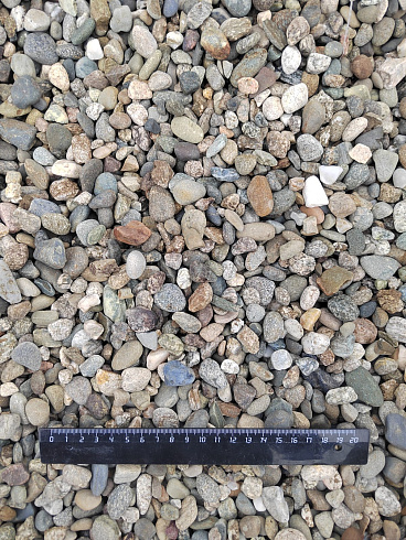 Kamenclub.ru: Галька речная окат (серая) фр.10-20 мм купить  в Пензе галька речная серая, серый, темно-серый, светло-серый, коричневый ландшафтная декоративная речная окатанная округлая галька 5000 руб/т   фото КАМЕНЬ КЛУБ