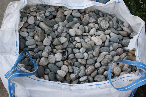 Kamenclub.ru: Галька речная окат (серая) фр.40-60 мм купить  в Пензе галька речная серый бежевый рыжий коричневый округлый речной камень 5000 руб/т   фото КАМЕНЬ КЛУБ