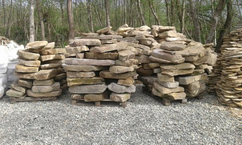 Kamenclub.ru: Песчаник плиты - плахи - пошаговые дорожки (фр. 70-150 мм)  купить в Пензе песчаник серый бежевый желтый зеленый колотый песчаник строительный 6500 руб/т   фото КАМЕНЬ КЛУБ