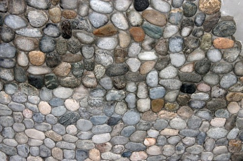 Kamenclub.ru: Галька речная плоская (ассорти) фр. 70-150 мм. купить  в Пензе галька галечник серый белый темно-серый синий светло-серый плоская природная галька  9000 руб/т   фото КАМЕНЬ КЛУБ