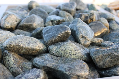 Kamenclub.ru: Щебень галтованный зеленый (змеевик) фр. 50-100 мм.  купить в Пензе галтовка мраморная зеленый, салатовый мрамор 12 500 руб/т   фото КАМЕНЬ КЛУБ