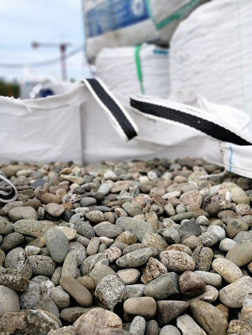 Kamenclub.ru: Галька речная окат (пестрая) фр. 20-40 мм. купить  в Пензе галька речная пестрая, серая, серые оттенки галька речная окатанная округлая 5000 руб/т   фото КАМЕНЬ КЛУБ