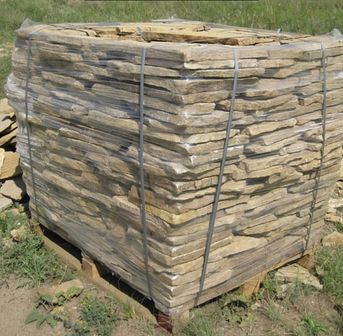 Kamenclub.ru: Песчаник пластушка желтый с рисунком (3 см)  купить в Пензе песчаник желтый с рисунком, рыжий, желтый песчаник пластушка ландшафтная рваная 8 500 руб/м3   фото КАМЕНЬ КЛУБ