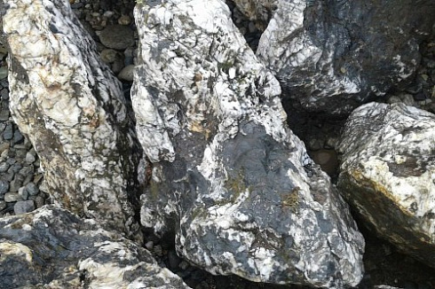 Kamenclub.ru: Черный гранит - кварцит фр. 100-500 мм.  купить в Пензе мрамор гранит черный с белыми прожилками, серый, белый валун скальный колотый 7000 руб/т   фото КАМЕНЬ КЛУБ