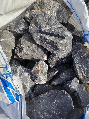 Kamenclub.ru: Черный мрамор скальник фр. 100-500 мм.  купить в Пензе мрамор черный белый серый крупный колотый валун ландшафтный 8500 руб/т   фото КАМЕНЬ КЛУБ