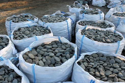 Kamenclub.ru: Галька речная плоская (темно-серая) фр. 100-200-300 мм. купить  в Пензе галька речная плоская темно-серый, серый, синий речной галечник плоский 9000 руб/т   фото КАМЕНЬ КЛУБ