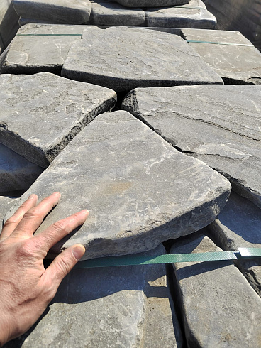 Kamenclub.ru: Песчаник пластушка светло-серый (4,0 - 6,0 см)  купить в Пензе плитняк - пластушка светло-серый песчаник 12600 руб/м3   фото КАМЕНЬ КЛУБ