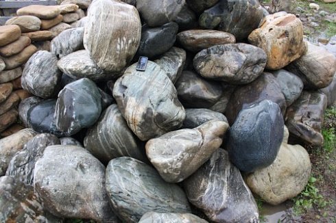 Kamenclub.ru: Речной валун Кабанчик фр.300-500 мм.  купить в Пензе крупный природный камень галька серый, темно-серый речной валун галечник масштабный 7000 руб/т   фото КАМЕНЬ КЛУБ