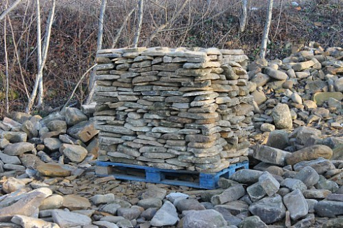 Kamenclub.ru: Песчаник колотый для облицовки (фр. 2-3 см)  купить в Пензе песчаник бежевый серый рыжий песчаник строительный 5000 руб/т   фото КАМЕНЬ КЛУБ