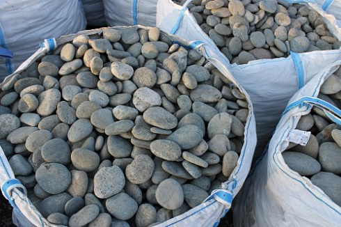 Kamenclub.ru: Галька речная плоская (ассорти) фр. 100-200-300 мм. купить  в Пензе галька плоская разноцветная серый белый темно-серый синий речная галька ландшафтная 8000 руб/т   фото КАМЕНЬ КЛУБ