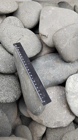 Kamenclub.ru: Галька речная плоская (темно-серая) фр. 70-150 мм. купить  в Пензе галечник природный темно-серый серый синий речная плоская природная окатанная  9000 руб/т   фото КАМЕНЬ КЛУБ