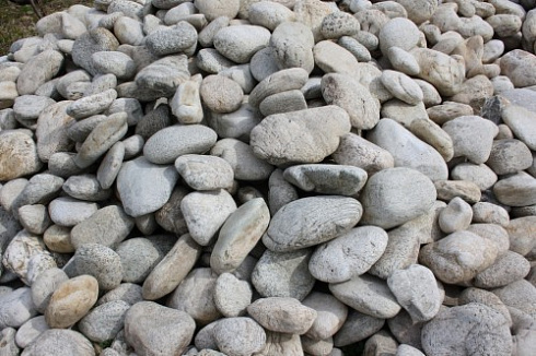 Kamenclub.ru: Бело-серый валунчик фр.100-300 мм.  купить в Пензе крупный камень для ландшафта серый, белый бело-серый валун крупная галька 4500 руб/т   фото КАМЕНЬ КЛУБ