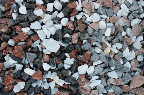Kamenclub.ru: Мраморная крошка (щебень крошка микс : белый-черный-розовый) фр. 20-40 мм.  купить в Пензе мрамор белый, черный, розовый декоративная ландшафтная крошка 12000 руб/т   фото КАМЕНЬ КЛУБ