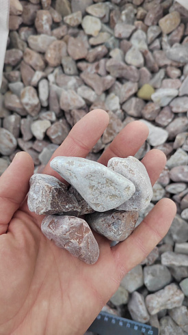 Kamenclub.ru: Мраморная крошка (щебень галтованный розовый) фр.20-40 мм.  купить в Пензе мрамор розовый, красный оголтованный округлый щебень  15000 руб/т   фото КАМЕНЬ КЛУБ