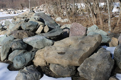 Kamenclub.ru: Гранит скальник (серо-зеленый) фр. 500-1500 мм.  купить в Пензе гранит мрамор  серый зеленый темно-серый глыба скальная колотая ландшафтная 7 500 руб/т   фото КАМЕНЬ КЛУБ