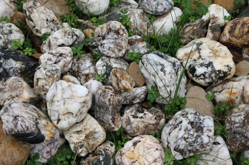 Kamenclub.ru: Кварцевый валунчик фр.100-300 мм.  купить в Пензе кварц белый, бежевый молочный рыжий крупный природный камень галечник 7850 руб/т   фото КАМЕНЬ КЛУБ