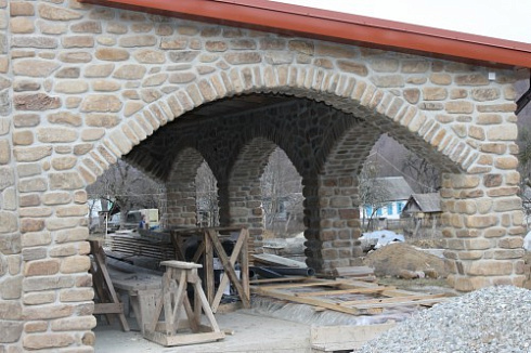 Kamenclub.ru: Песчаник для строительства и кладки блочный (фр 100-200 мм)  купить в Пензе песчаник бежевый серый рыжий валун мелкий для строительства песчаник 6500 руб/т   фото КАМЕНЬ КЛУБ