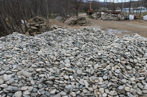 Kamenclub.ru: Галька речная плоская (ассорти) фр. 100-200-300 мм купить  в Пензе галька галечник природный серый, белый темно-серый синий рыжий светло-серый природная галька плоская крупная 8000 руб/т   фото КАМЕНЬ КЛУБ