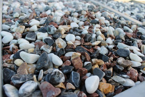 Kamenclub.ru: Мраморная крошка (щебень галтованный микс:белый-черный-розовый-медовый) фр.10-20 мм.  купить в Пензе мрамор белый, медовый, черный, розовый мраморный декоративный ландшафтный окатанный округлый галтованный щебень 15500 руб/т   фото КАМЕНЬ КЛУБ