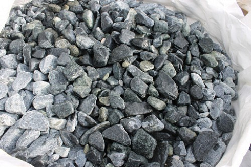 Kamenclub.ru: Щебень галтованный зеленый (змеевик) фр. 50-100 мм.  купить в Пензе галтовка мраморная зеленый, салатовый мрамор 12 500 руб/т   фото КАМЕНЬ КЛУБ