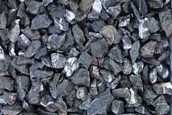 Kamenclub.ru: Щебень крошка черный (мрамор) фр. 5-10 мм.  купить в Пензе мрамор черный с белыми прожилками, черный, белый мраморная крошка декоративная ландшафтная 11000 руб/т   фото КАМЕНЬ КЛУБ