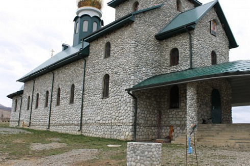 Kamenclub.ru: Галька речная плоская (бело-серая) фр. 100-200-300 мм. купить  в Пензе галька речная плоская серый, белый, бело-серый, серо-белый речная галька плоская  9000 руб/т   фото КАМЕНЬ КЛУБ