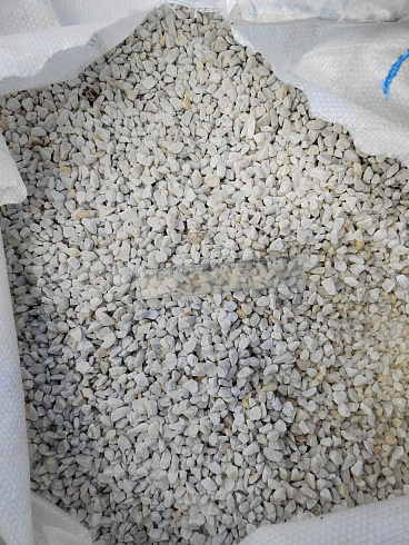 Kamenclub.ru: Мраморная крошка, щебень, цвет-белый, фр. 5-10 мм.  купить в Пензе мрамор белый, айвори, молочный мраморная каменная крошка ландшафтная 12000 руб/т   фото КАМЕНЬ КЛУБ