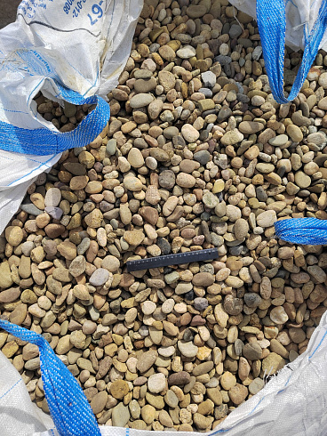 Kamenclub.ru: Галька речная окат рыжая фр. 20-40 мм. купить  в Пензе галька речная окатанная рыжая желтая серая округлая речная галька 5000 руб/т   фото КАМЕНЬ КЛУБ