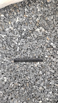 Kamenclub.ru: Щебень галтованный черный (мрамор) фр.10-20 мм.  купить в Пензе мрамор черный с белыми прожилками, черный, белый окатанный округлый ландшафтный декоративный щебень 15000 руб/т   фото КАМЕНЬ КЛУБ