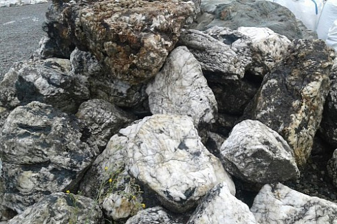 Kamenclub.ru: Черный гранит - кварцит фр. 500-1000 мм.  купить в Пензе гранит кварцит черный серый белый скальный колотый валун 9750 руб/т   фото КАМЕНЬ КЛУБ