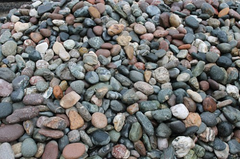 Kamenclub.ru: Галька окат (цветная картошка) фр. 50-100 мм. купить  в Пензе галька природная окатанная серый белый цветной синий темно-серый коричневый округлый галечник окатанный 6800 руб/т   фото КАМЕНЬ КЛУБ