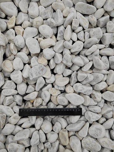 Kamenclub.ru: Мраморная крошка (щебень галтованный белый) фр.40-70 мм.  купить в Пензе мрамор белый молочный айвори окатанный округлый природный камень 17000 руб/т   фото КАМЕНЬ КЛУБ
