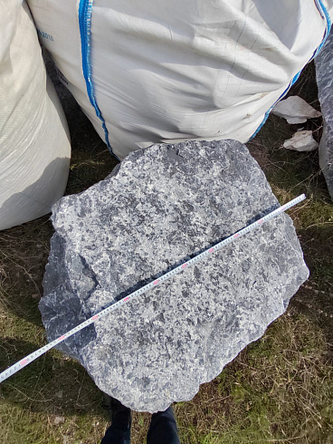 Kamenclub.ru: Черный мрамор скальник фр. 1000-1500 мм.  купить в Пензе мрамор черный белый серый крупный колотый валун ландшафтный 9000 руб/т   фото КАМЕНЬ КЛУБ