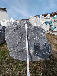 Kamenclub.ru: Черный мрамор скальник фр. 1000-1500 мм.  купить в Пензе мрамор черный белый серый крупный колотый валун ландшафтный 9000 руб/т   фото КАМЕНЬ КЛУБ