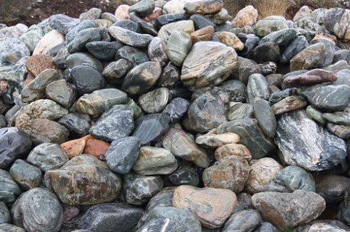 Kamenclub.ru: Ландшафтные валунчики фр.100-500 мм.  купить в Пензе крупный природный камень серый, темно-серый, светло-серый речной валун крупный 4800 руб/т   фото КАМЕНЬ КЛУБ