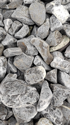 Kamenclub.ru: Щебень галтованный черный (мрамор) фр.40-70 мм.  купить в Пензе мрамор черный с белыми прожилками, черный, белый щебень галтованный округлый 13500 руб/т   фото КАМЕНЬ КЛУБ