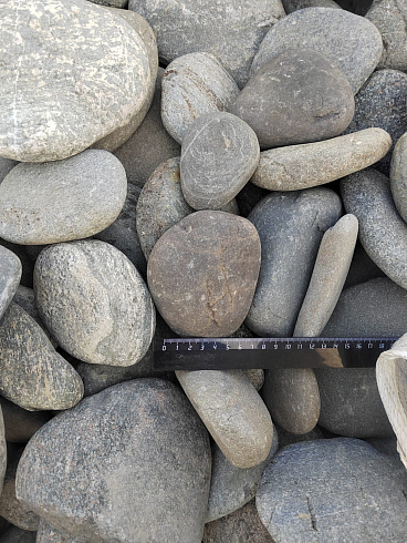 Kamenclub.ru: Галька речная плоская (ассорти) фр. 70-150 мм. купить  в Пензе галька галечник серый белый темно-серый синий светло-серый плоская природная галька  9000 руб/т   фото КАМЕНЬ КЛУБ