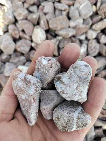 Kamenclub.ru: Мраморная крошка (щебень галтованный розовый) фр.20-40 мм.  купить в Пензе мрамор розовый, красный оголтованный округлый щебень  15000 руб/т   фото КАМЕНЬ КЛУБ