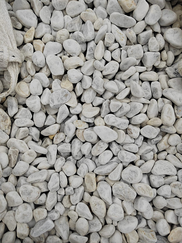 Kamenclub.ru: Мраморная крошка (щебень галтованный белый) фр.40-70 мм.  купить в Пензе мрамор белый молочный айвори окатанный округлый природный камень 17000 руб/т   фото КАМЕНЬ КЛУБ